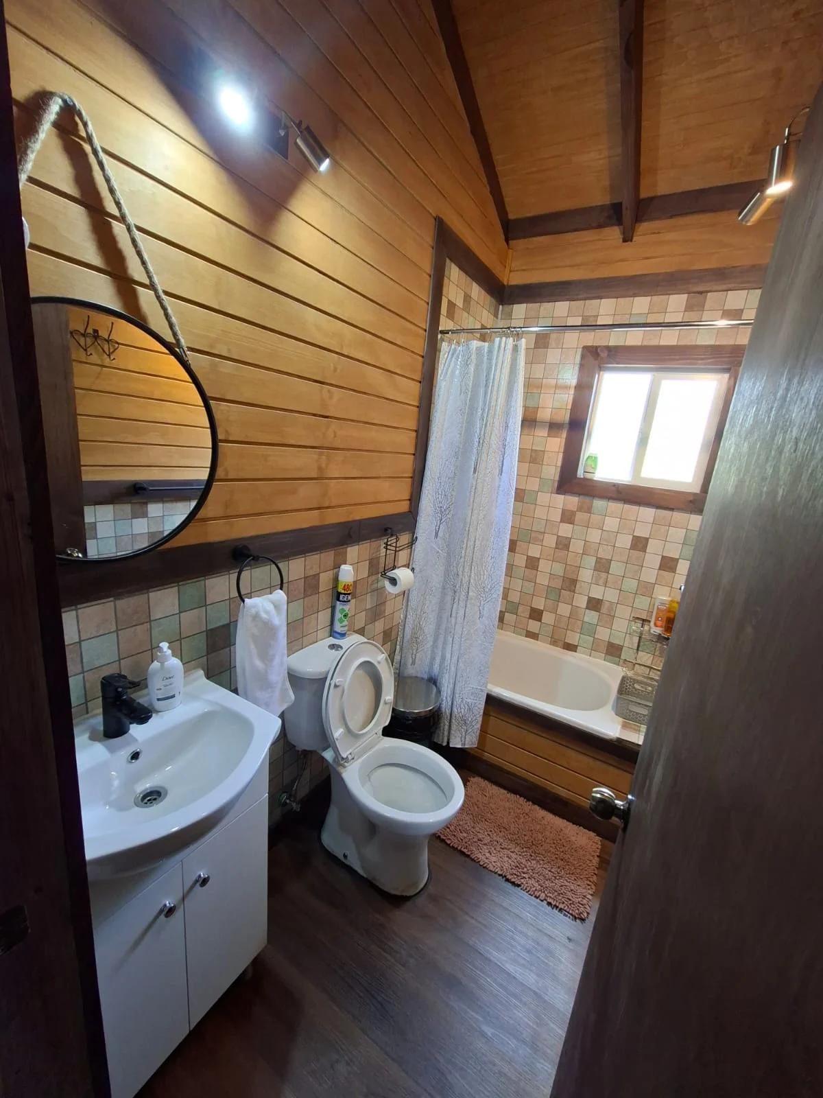 The cabin's bathroom. Small cabin at Tinaja Bellavista Coyhaique.