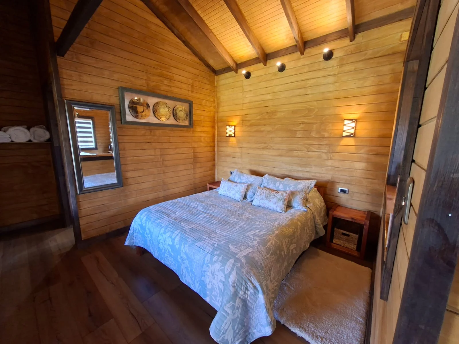 Wood-paneled bedroom. Small cabin at Tinaja Bellavista Coyhaique.