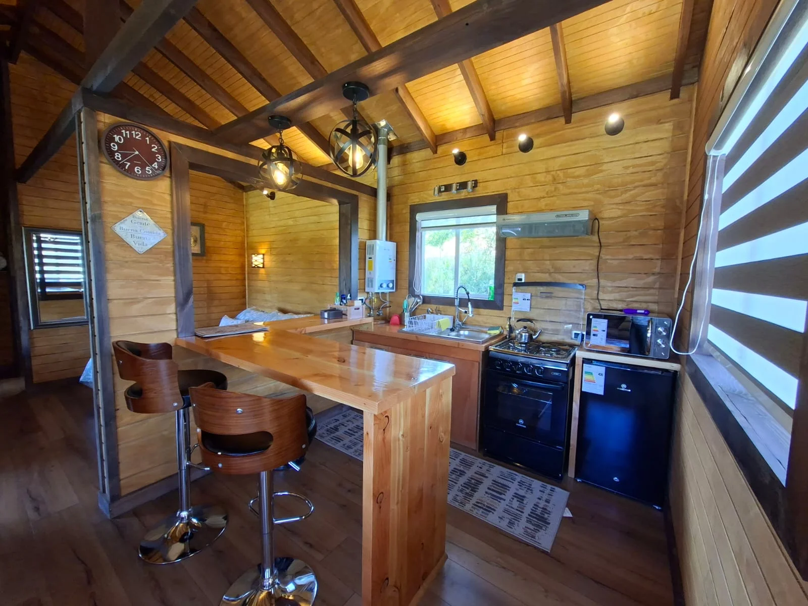 Kitchen and bar to share. Small cabin at Tinaja Bellavista Coyhaique.
