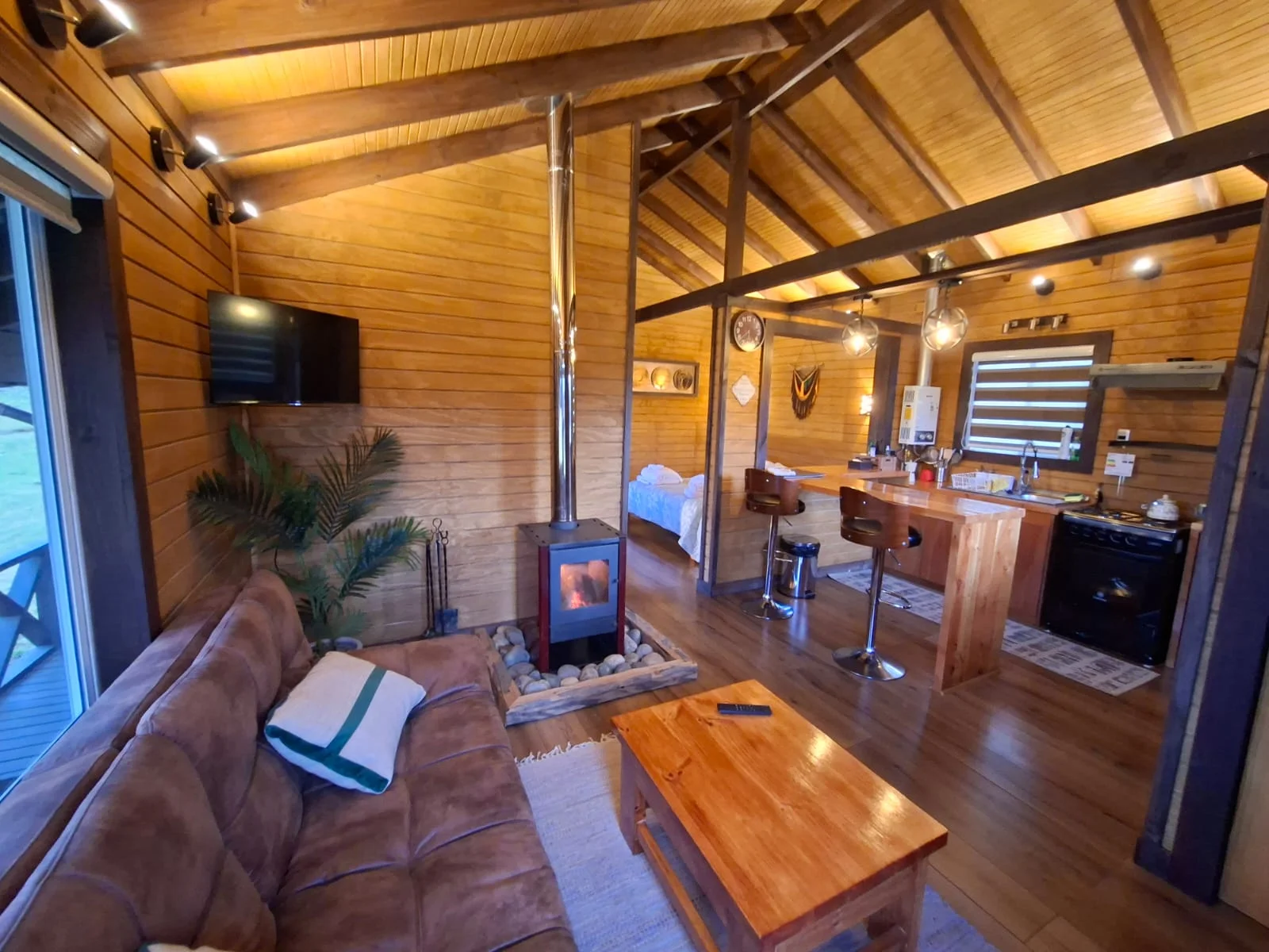 A living room full of light. Small cabin at Tinaja Bellavista Coyhaique.
