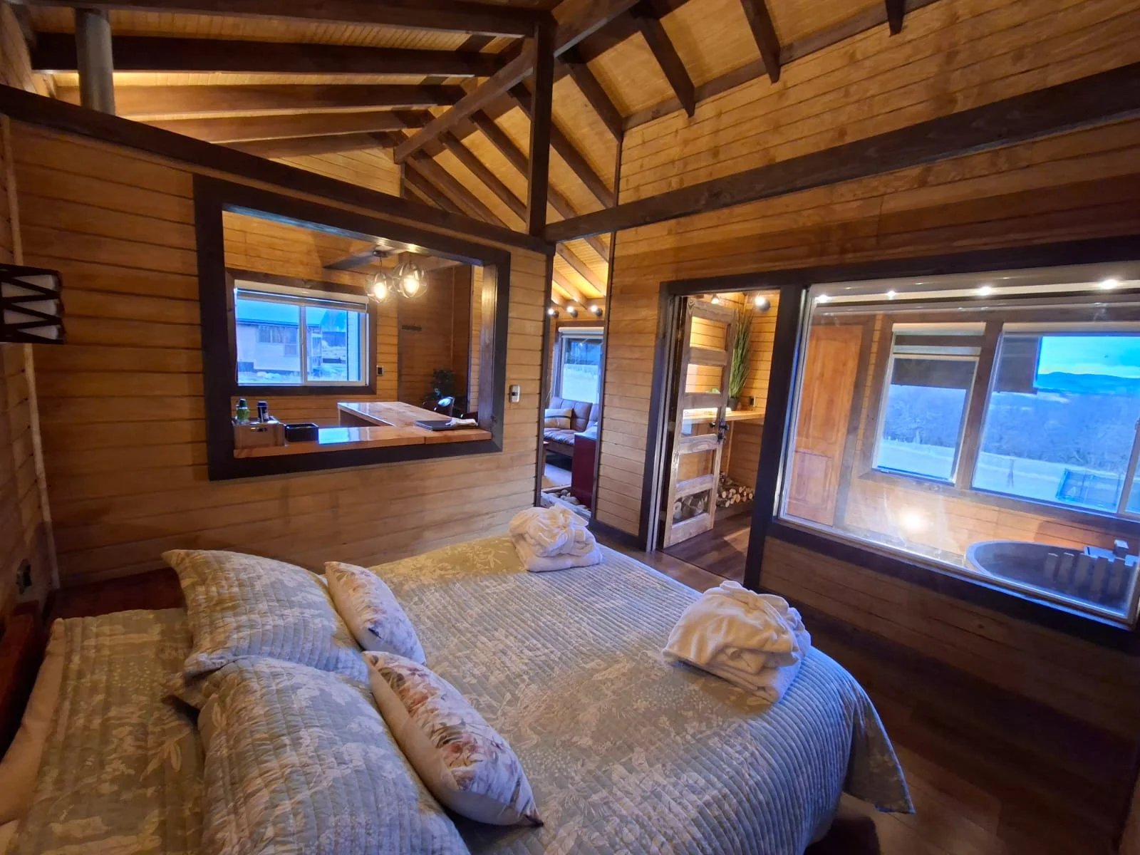 Panoramic view of the bedroom and hot tub. Small cabin at Tinaja Bellavista Coyhaique.