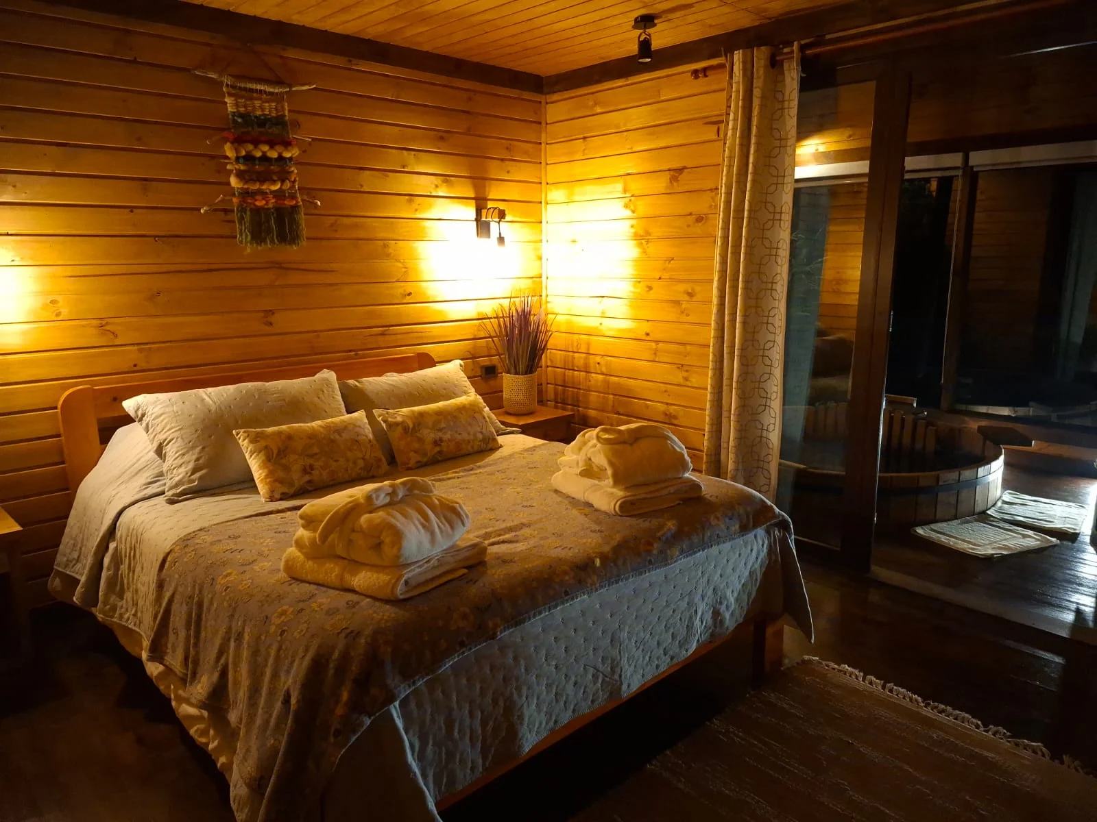 Dormitorio con luz cálida. Cabaña grande de Tinaja Bellavista Coyhaique.
