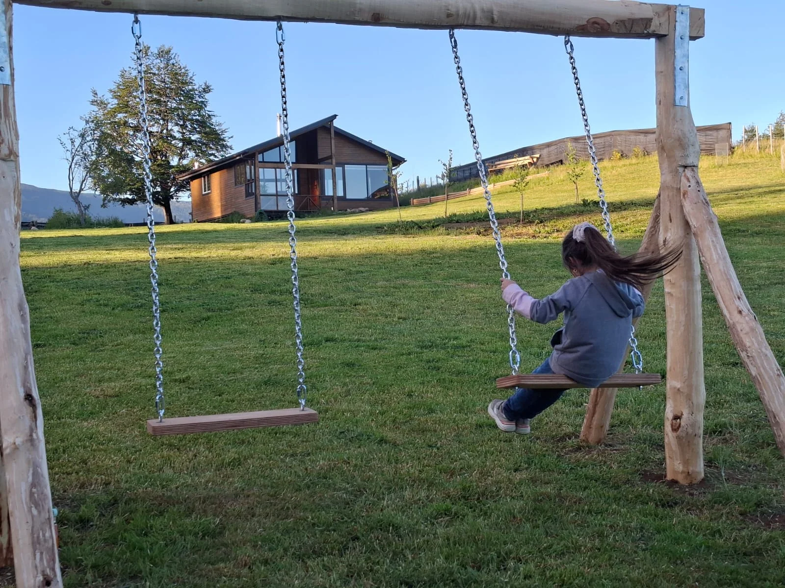 Swings and family moments. Garden at Tinaja Bellavista Coyhaique.